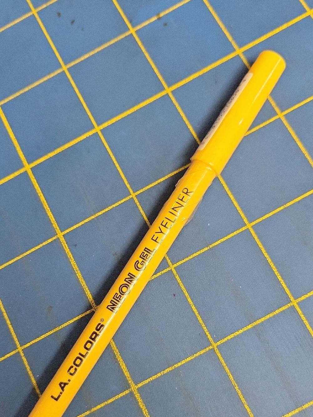 L.A. Colors Neon Gel Eyeliner - Neon Yellow CP636 Citrus New Sealed Pencil